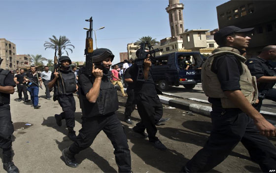   مصر اليوم - إصابة مجندي شرطة إثر انفجار قنبلة يدوية زُرعت قرب كمين أمني في الأميرية