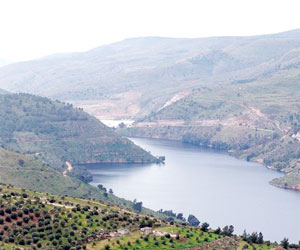   مصر اليوم - الحفائر والسدود الترابية تستوعب 400 ألف متر مكعب من الأمطار