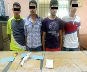   مصر اليوم - القبض على 4 طلاب بحوزتهم أسلّحة ناريّة وبيضاء داخل مدرسة