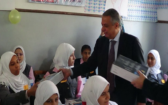   مصر اليوم - وزير التعليم يوّزع أجهزة تابلت في مدارس مطروح والوادي الجديد