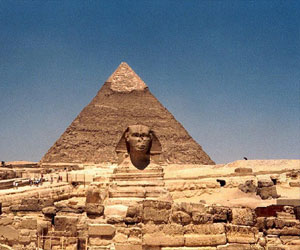   مصر اليوم - مصدر في الآثار: سارقو خرطوش خوفو أخذوا عينات من الأهرامات منذ 2006