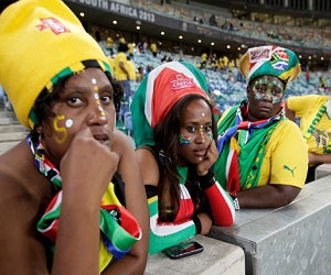 مصر اليوم - مشجعو جنوب أفريقيا يساندون المنتخبات الافريقية في كأس العالم