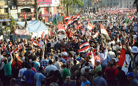   مصر اليوم - ردود فعل متفاوتة حول  قانون التظاهر تظهر انقسام الشارع المصري