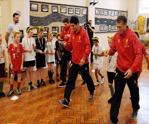 مصر اليوم - ستيفن جيرارد يصف سواريز بالآلة التي لا تهدأ