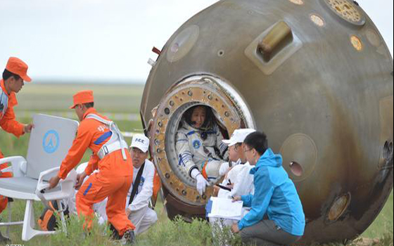   مصر اليوم - الصين تَستعدّ لإرسال مركبة فضائيَّة إلى القمر لاستكشافه في ديسمبر المقبل