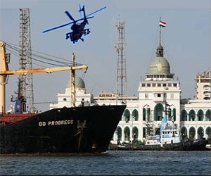   مصر اليوم - طائرات الهليوكوبتر تحلق في سماء السويس لتأمين المواطنين