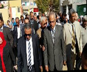   مصر اليوم - وزير التعليم يسلّم 245  جهاز تابلت لطلاب الغردقة