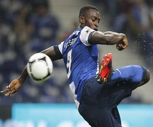   مصر اليوم - ممثلي برشلونه يراقبون اوتامندي ومارتينيز لاعبي بورتو البرتغالي