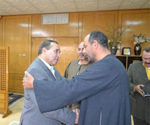   مصر اليوم - محافظ الإسماعيلية يكرم أسرة شهيد القوات المسلحة في سيناء