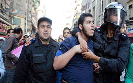   مصر اليوم - الأمن يحتجز متظاهرين أمام مجلس الشورى لرفضهم المُحاكمات العسكريّة