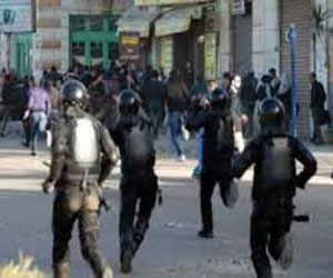   مصر اليوم - حالة من الكر والفر بين المتظاهرين وقوات الأمن في طلعت حرب