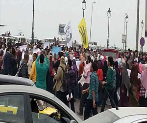   مصر اليوم - تظاهر العشرات من طلاب مؤيدين للإخوان في جامعة عين شمس