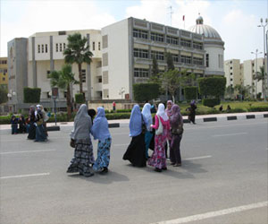   مصر اليوم - الأمن يتصدى لطلابالإخوان ويمنعهم من اقتحام مبنى إدارة الجامعة في الفيوم