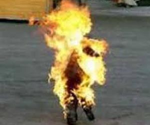   مصر اليوم - سيدة تشعل النيران في جسدها بسبب إشاعة تمسُّ سمعتها