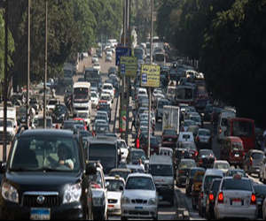   مصر اليوم - تعطل الحركة المرورية على الطريق الدائري في اتجاه أكتوبر بعد سقوط كونتينر من سيارة نقل