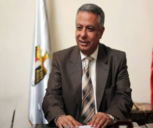   مصر اليوم - وزير التعليم ومحافظ جنوب سيناء يوزعان التابلت على الطلاب في شرم الشيخ