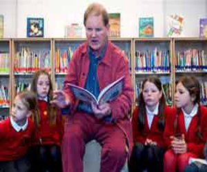  مصر اليوم - مایکل مورپورکو یجب إعادة ساعة مطالعة القصص الی المدارس