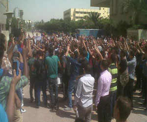   مصر اليوم - وقفة احتجاجية لمدرسي الشيخ زويد لإصابة مُدرس ومُدَّرسة وطالبة بطلق ناري