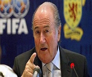 مصر اليوم - بلاتر ينتقد هتافات جماهير بيتيس العنصرية ضد باولاو