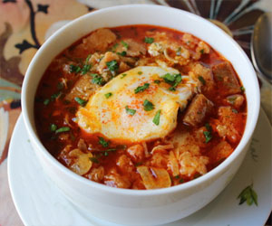   مصر اليوم - شوربة الفريكة مع كرات اللحم والخضار