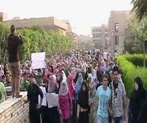   مصر اليوم - طالبات جامعة أسوان يحتجّجن إثر وفاة زميلة لهن