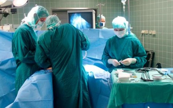   مصر اليوم - أطباء روس في سيبريا يجرون عملية استئصال جزئي لكبد مريض