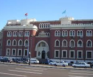   مصر اليوم - عودة الهدوء الى جامعة الاسكندرية بعد المواجهات العنيفة نهاراً