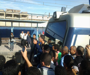   مصر اليوم - طلاب جامعة القاهرة يقطعون خط المترو