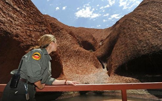   مصر اليوم - زوار مَعْلم أولورو في قلب الصحراء الأسترالية يكبحون رغبتهم في تسلقه