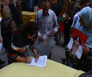   مصر اليوم - كمِّل جميلك تطالب الشَّعب بالالتفاف حول الجيش