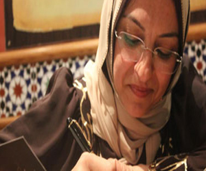   مصر اليوم - هالة البشبيشي توقع درويشة ورق في معرض الكويت