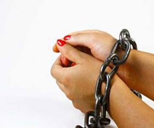   مصر اليوم - القبض على معلمة قامت باستدراج طالبة وأجبرتها على ممارسة الرذيلة