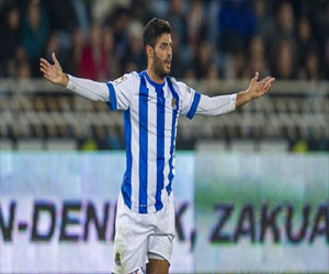 مصر اليوم - هيريرا يسعى لإقناع كارلوس فيلا بالعودة إلى المنتخب