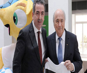   مصر اليوم - بلاتر يحمل قميص رونالدو للحد من التوتر