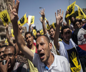   مصر اليوم - تظاهرة لأنصار الإخوان أمام مسجد حمزة في السويس