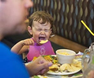   مصر اليوم - كيف تحصلين على وقت ممتع مع طفلك فى المطعم ؟