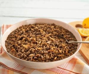   مصر اليوم - مجدّرة مع اللحم وبذور الصنوبر