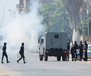   مصر اليوم - الأمن يفض مظاهرة لمؤيدي مرسي بالمياه وقنابل الغاز