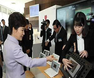   مصر اليوم - الرئيسة بارك تزور جامعة كايست الكورية الجنوبية