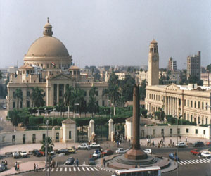   مصر اليوم - طلاب في جامعة القاهرة يؤدون صلاة الغائب على روح طالب الهندسة