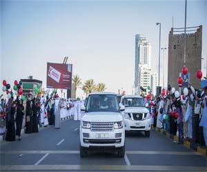   مصر اليوم - عمار النعيمي يتقدم مسيرة حاشدة للعلم
