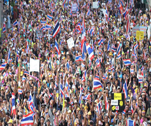 مصر اليوم - متظاهرو تايلاند يحاولون إقتحام مقر الحكومة في بانكوك