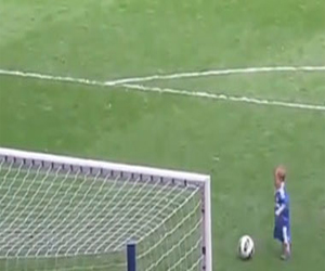 مصر اليوم - أصغر لاعب كرة قدم محترف فى العالم عمره 20 شهرًا