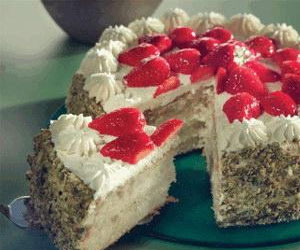   مصر اليوم - كعكة بالفراولة محشوّة بالكريما