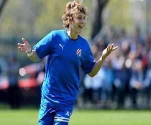 مصر اليوم - روما يوقع عقدًا جديدًا مع المدافع الكرواتي الشاب تين جيدفاى