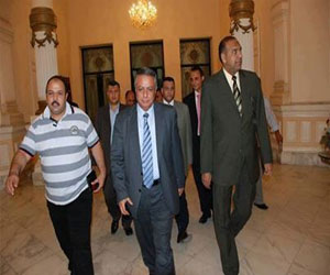   مصر اليوم - أبو النصر يتفقد مشروع ديسك لكل طالب في الإسماعيلية