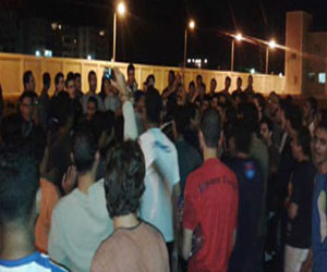   مصر اليوم - وقفة لطلاب هندسة البترول في السويس داخل المدن الجامعية