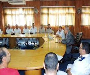 مصر اليوم - مدير أمن السويس يلتقي أفراد وضباط المديرية في عرض لقانون التظاهر