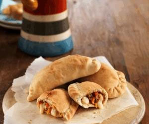   مصر اليوم - كالزوني بصلصة سباغيتي بولونيز