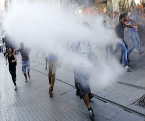   مصر اليوم - شرطة تايلاند تستخدم الغاز المسيل للدموع ومدافع المياه لتفريق المتظاهرين